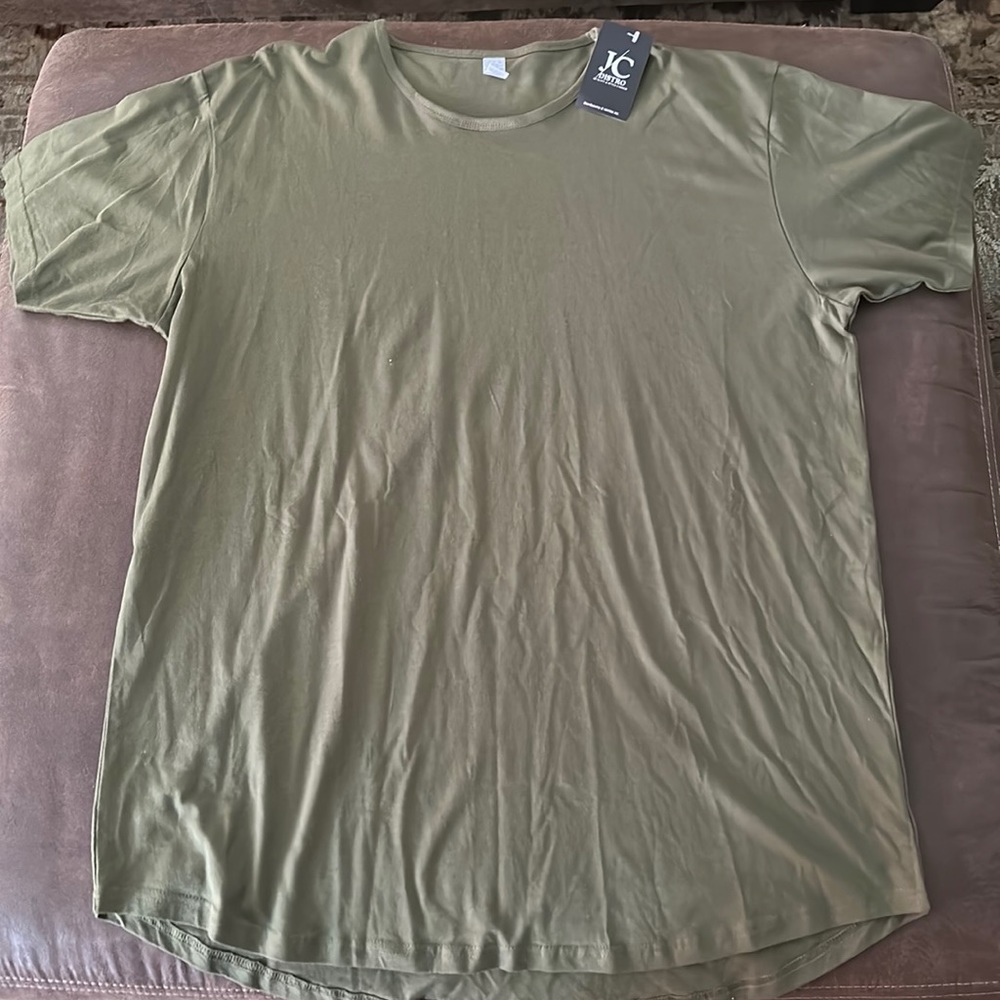 Men’s Green Elongated Short Sleeve Tee in size XXL